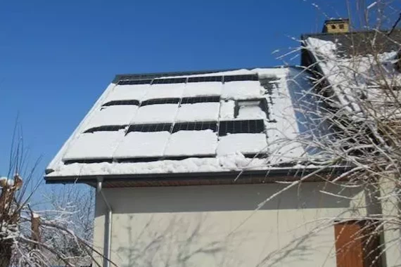 panele słoneczne i śnieg